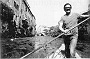 Elio Franzin nel 1981, il primo a vogare, provocatoriamente, nei canali di Padova in mezzo ad alghe e rifiuti (Laura Calore)